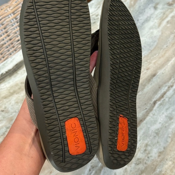 Unisex VIONIC Wave khaki flip flop sandals- Size Men’s 9/Womens 8 - Picture 5 of 5